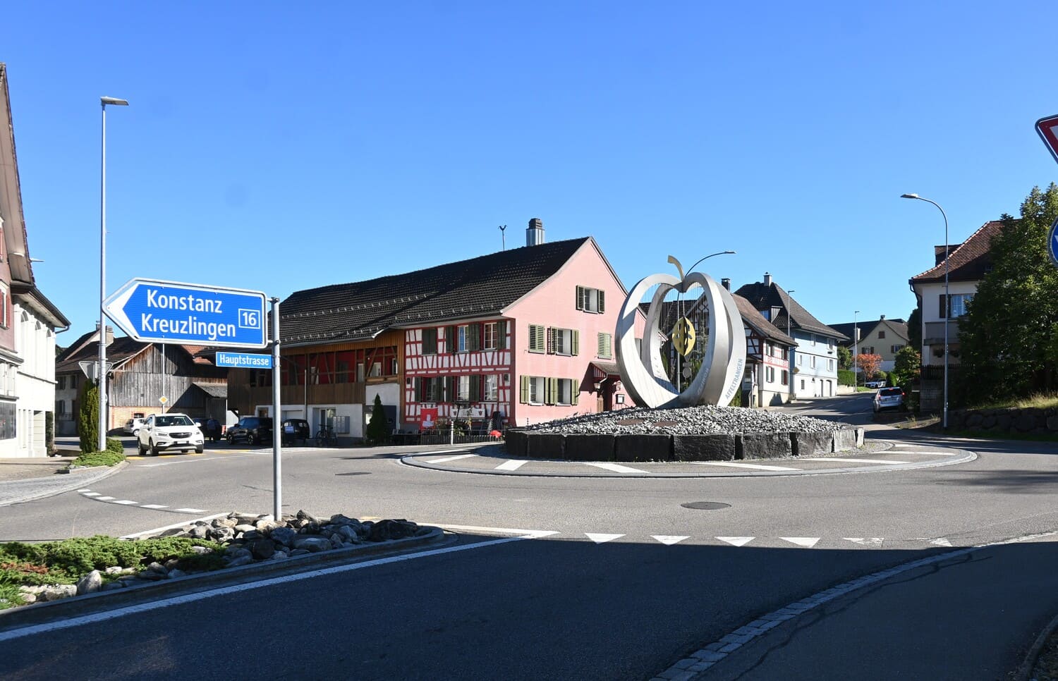 Affeltrangen Kreisel mit Wegweiser Richtung Konstanz und Kreuzlingen – Typische Verkehrssituation bei der Fahrschule Thurgo
