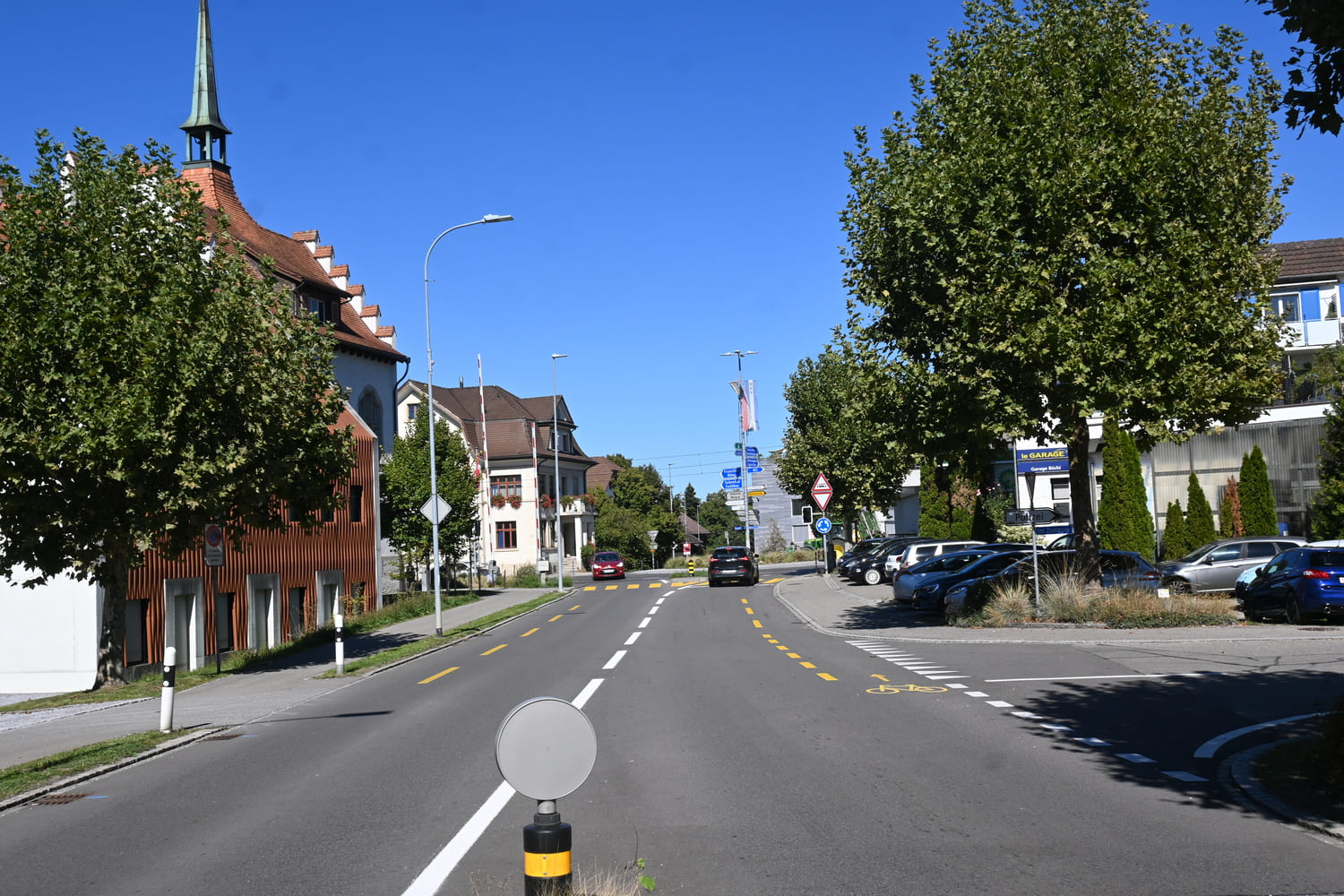 Dorfzentrum und Gemeindeverwaltung in Münchwilen mit Hauptstrasse, Kreisel und Kirche – Verkehrssituation für die Fahrschule