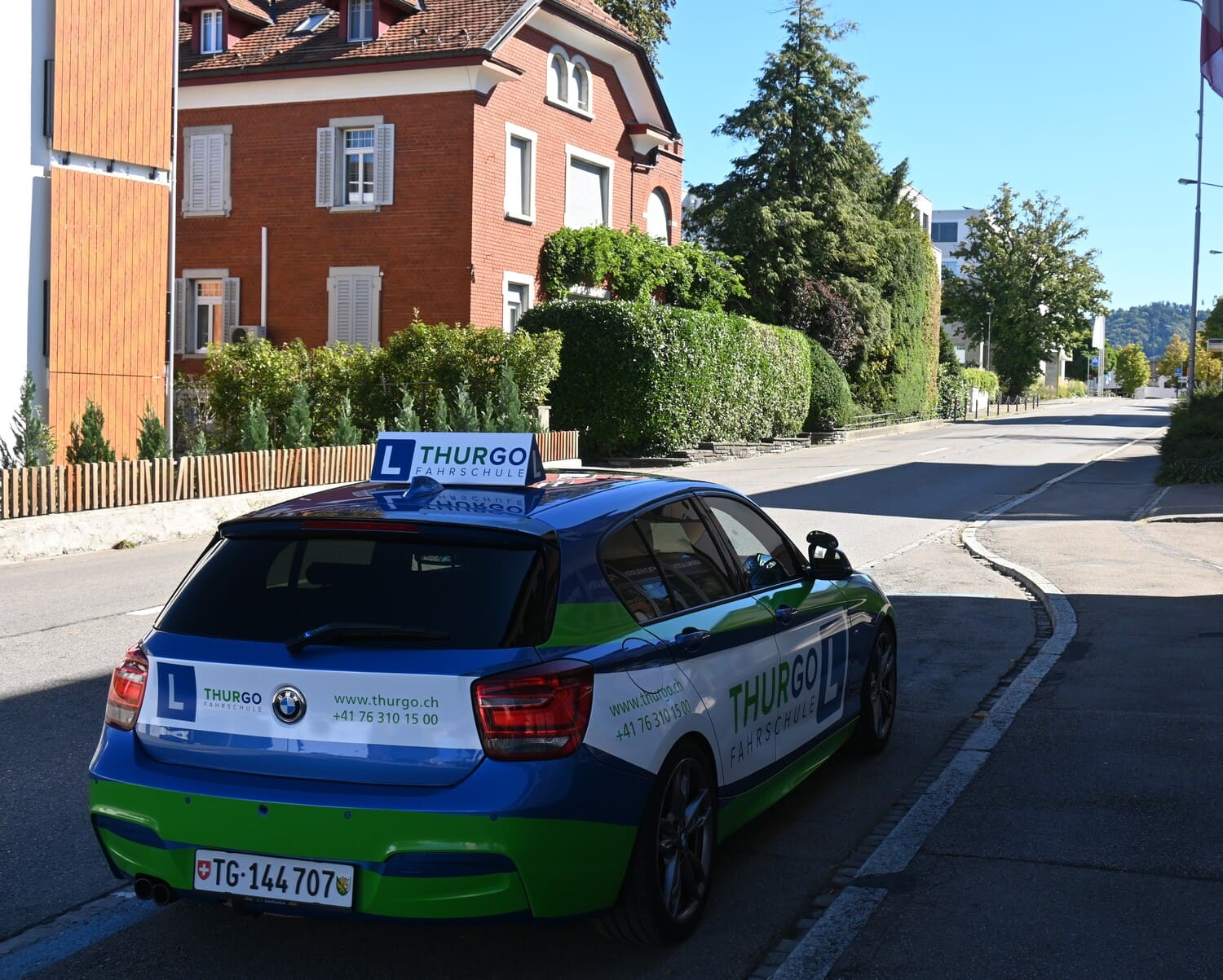 Fahrschulauto der Thurgo Fahrschule beim Eisweier Aadorf in einem ruhigen Wohnquartier