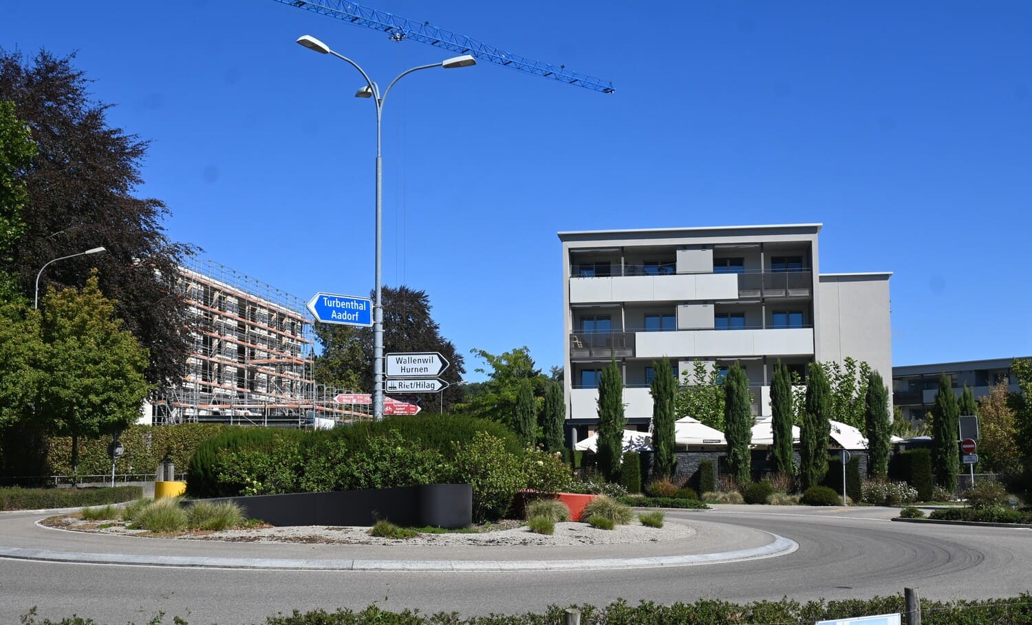 Eschlikon TG Kreisel mit Wegweisern nach Turbenthal und Aadorf – Übungsstrecke der Fahrschule