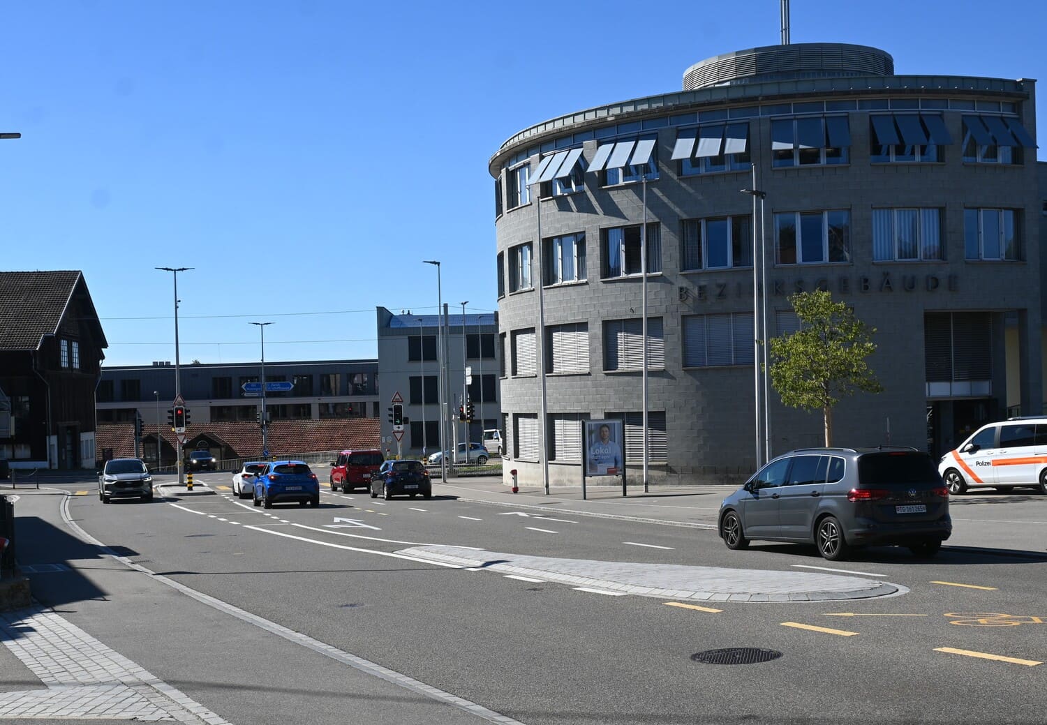 Frauenfeld Marktplatz mit mehrspuriger Strasse, Ampeln und fliessendem Verkehr – Fahrschule im Stadtverkehr