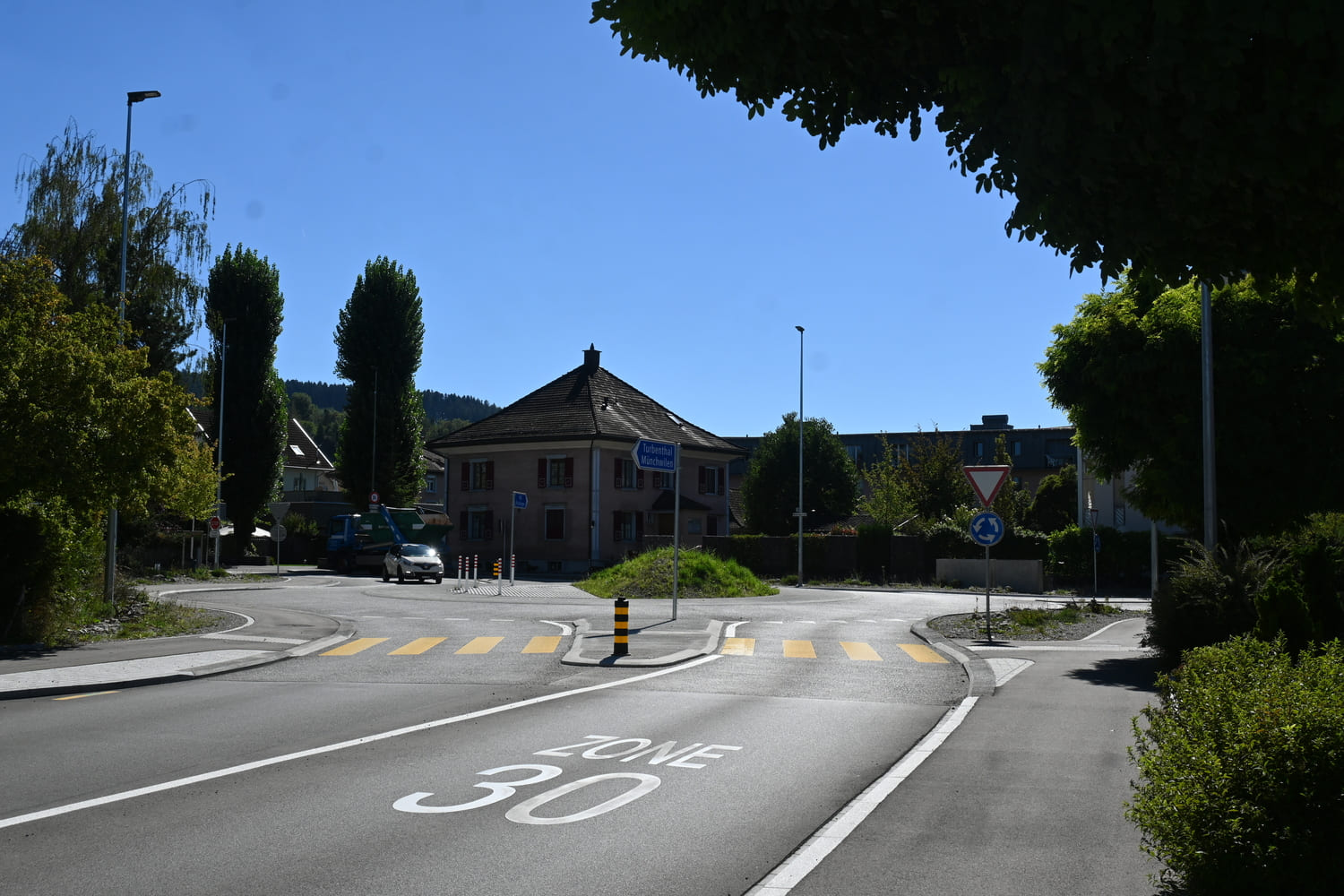 Sirnach Kreisel in der Tempo-30-Zone mit Fussgängerstreifen und Wegweisern – Fahrschule in Sirnach