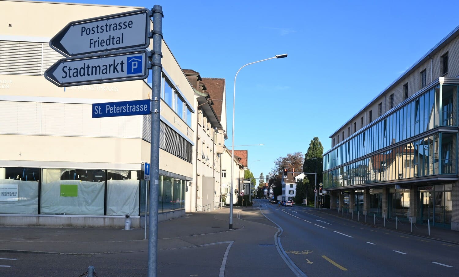 Stadtmarkt Wil mit Wegweisern an der St. Peterstrasse und innerstädtischer Verkehrssituation für die Fahrschule