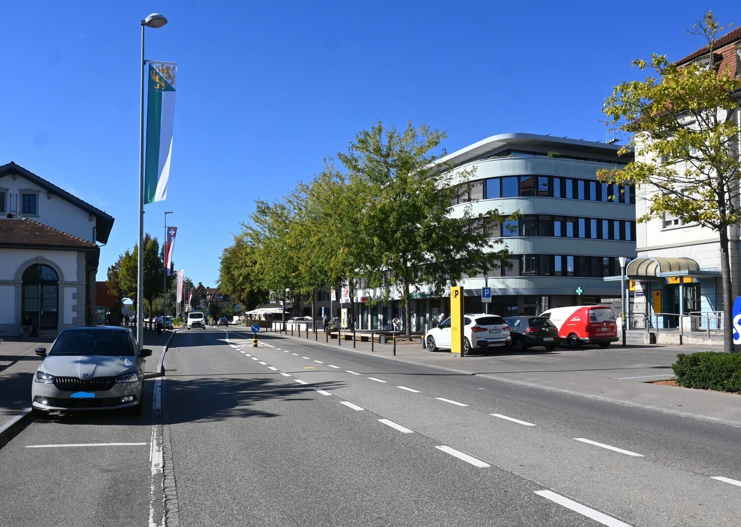Weinfelden Bahnhofstrasse mit Fahrbahn, Parkplätzen und Gebäuden im Ortszentrum – Verkehrssituation für die Fahrschule